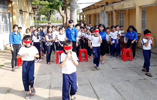 Tổ chức các trò chơi nhân gian cho các em tại phường Hòa Thuận